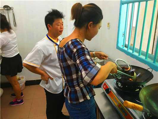 魅力小吃培訓學員鹵水紅油熬制案例