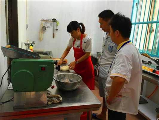 魅力小吃培訓學員包子制作現(xiàn)場案例