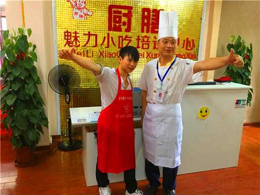 魅力小吃培訓師徒在前臺合影
