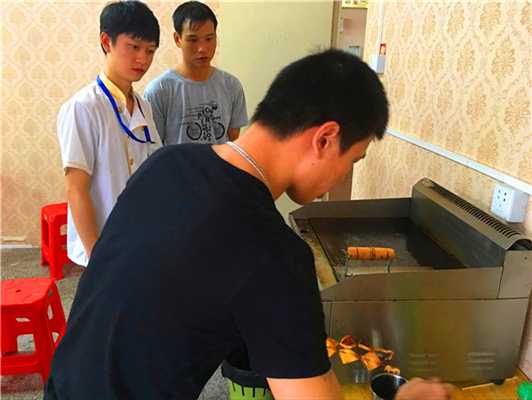 魅力小吃培訓學員鐵板燒現(xiàn)場制作案例