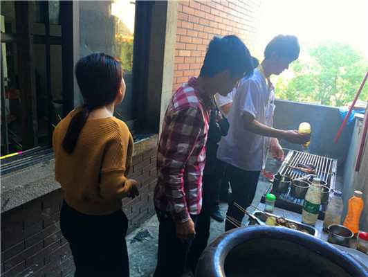 魅力小吃培訓學員燒烤培訓現場學員實操案例