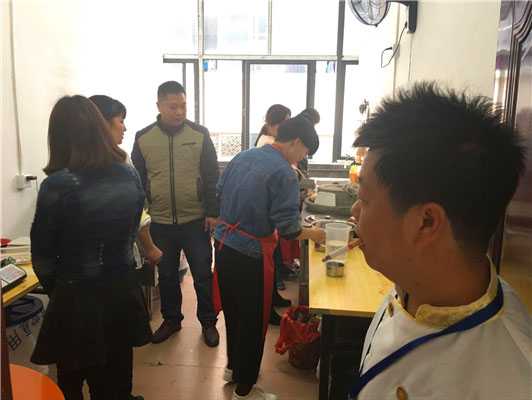 魅力小吃培訓學員腸粉培訓現場動手實操案例