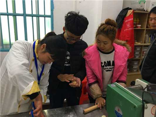 魅力小吃培訓學員小吃培訓師傅指導小籠包制作案例