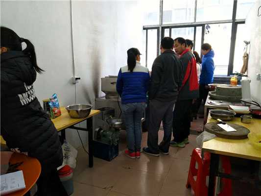魅力小吃培訓學員廣東腸粉培訓現場學習交流案例