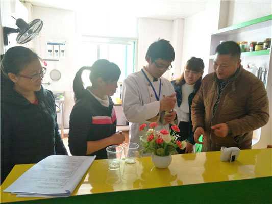 魅力小吃培訓學員奶茶培訓間小吃培訓師傅教學實操現場案例