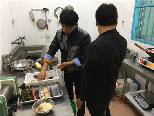 魅力小吃培訓學員特色麻辣燙實操現場案例