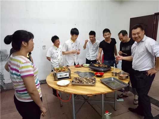 魅力小吃培訓學員多名學員初次烤魚成功品嘗烤魚現(xiàn)場案例