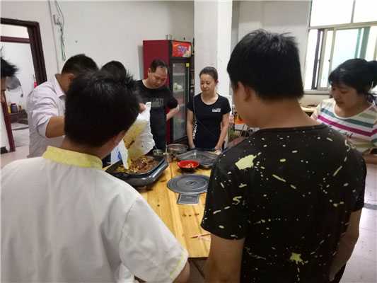 魅力小吃培訓學員夜宵特色烤魚實操交流案例