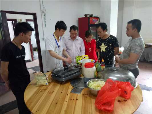 魅力小吃培訓學員紙上烤魚培訓指導多名學員現場案例