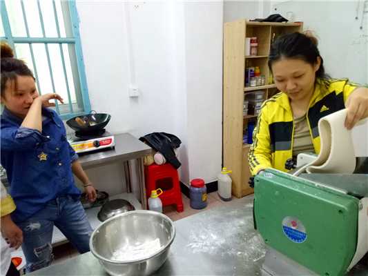 魅力小吃培訓學員沙縣小吃之餃子皮制作實操案例