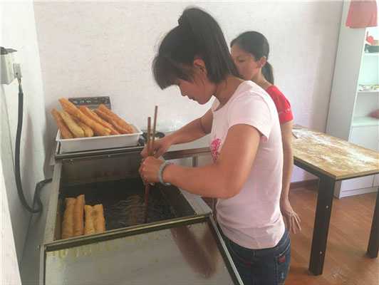 魅力小吃培訓(xùn)學(xué)員油炸油條實踐現(xiàn)場案例