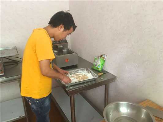 魅力小吃培訓學員轟炸大魷魚實踐操作現場案例