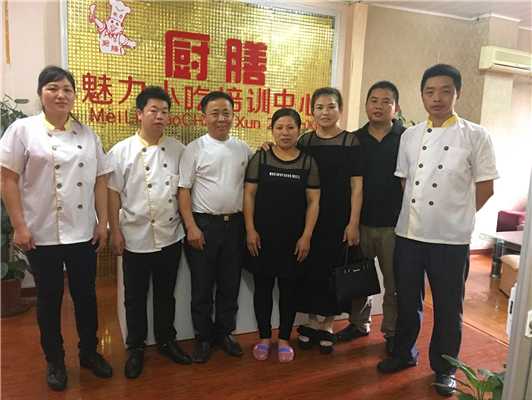 魅力小吃培訓學員特色小吃培訓班學員畢業合影案例