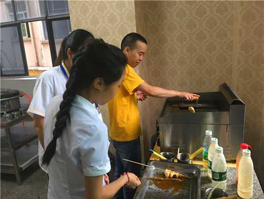 魅力小吃培訓學員鐵板魷魚實踐現場案例