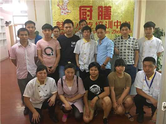 魅力小吃粉面系列培訓班學員畢業留影