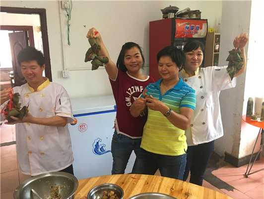 魅力小吃培訓學員端午節(jié)與培訓學校師傅一起包粽子