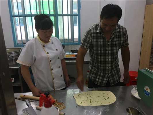 魅力小吃培訓學員一對一指導花卷制作現場案例