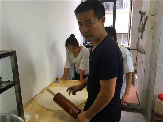 魅力小吃培訓醬香餅制作現場實拍