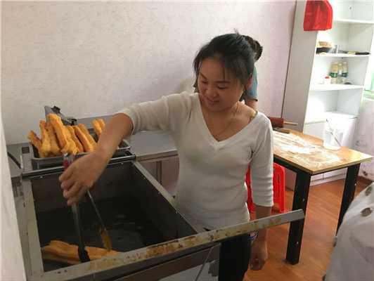 魅力小吃培訓學員健康油條制作實操現場案例