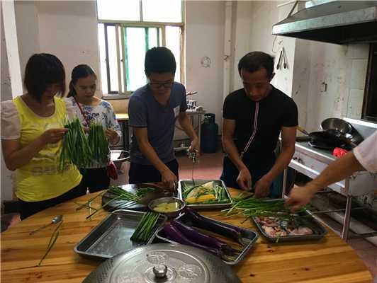 魅力小吃培訓學員燒烤前備料及燒烤原料實踐現場案例