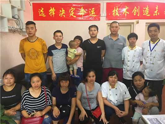 魅力小吃快餐小炒培訓(xùn)班畢業(yè)學(xué)員合影
