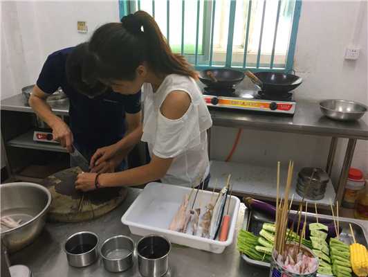 魅力小吃培訓學員肉類燒烤備料實踐操作現場案例