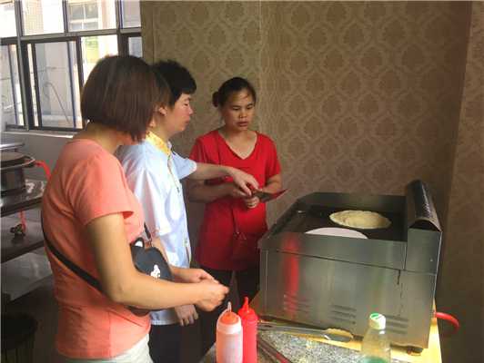 魅力小吃培訓學員手抓餅培訓老師指導實踐現場案例