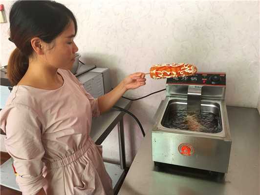 魅力小吃培訓學員脆皮玉米實踐操作現場案例