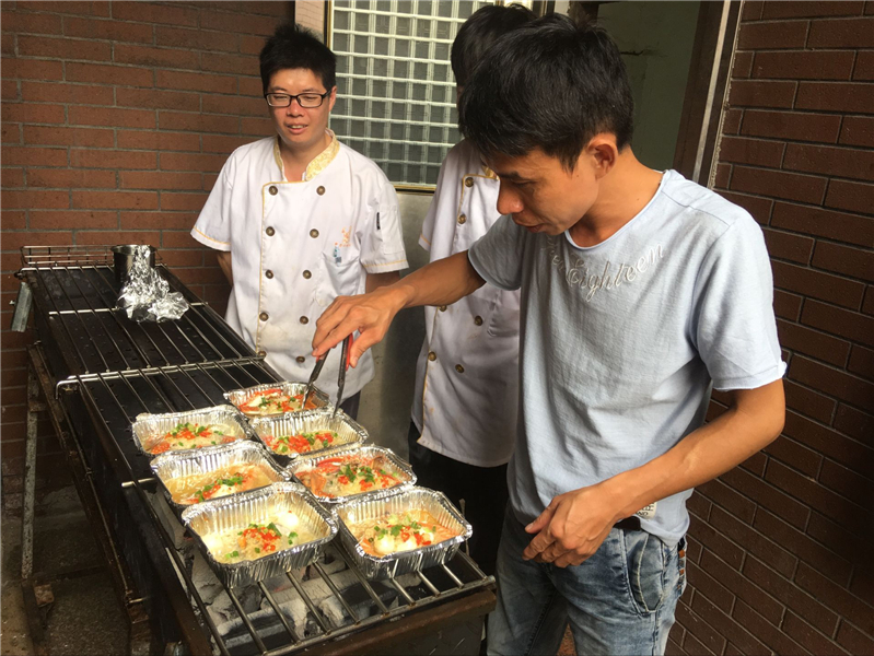 魅力小吃培訓學員錫紙燒烤指導操作現場案例