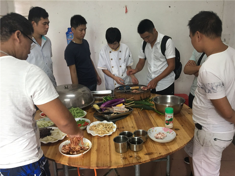 魅力小吃培訓學員傳授燒烤材料準備注意事項現場案例