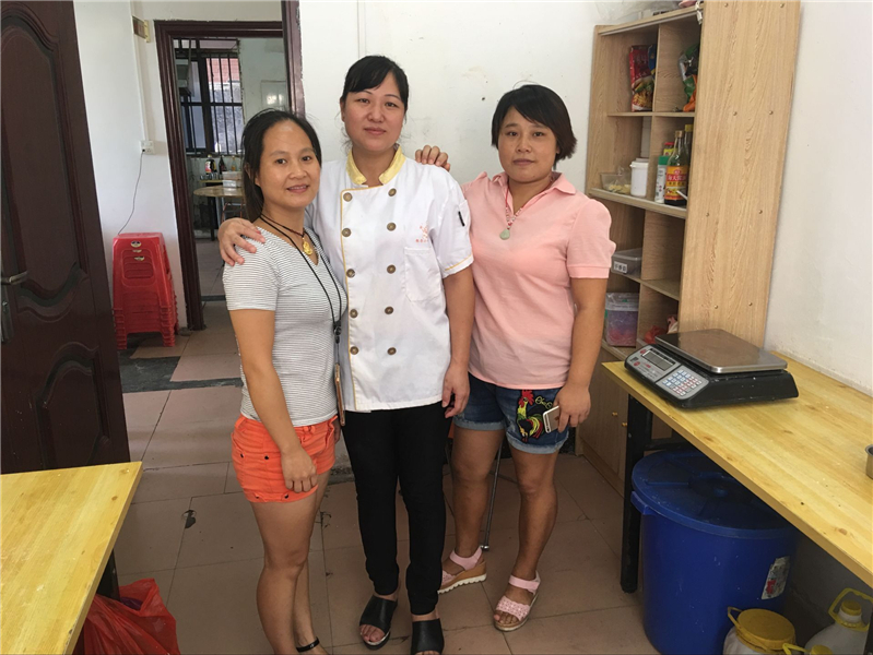 魅力小吃培訓學員小吃培訓學習完成同師傅合影案例