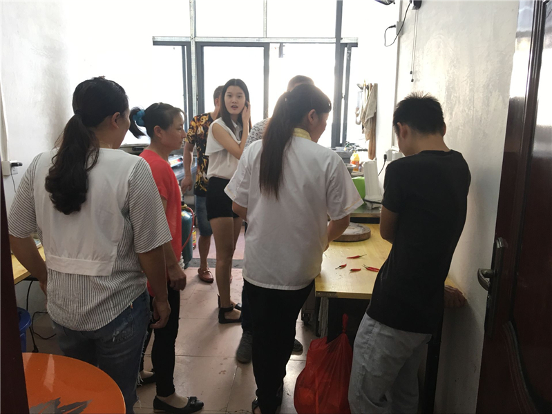 小吃培訓師傅教授多名學員腸粉制作技巧現場案例