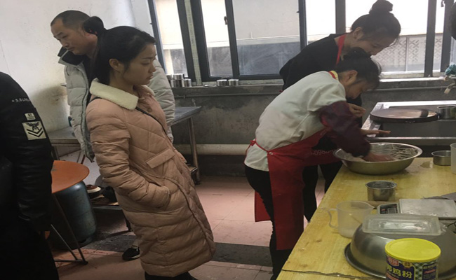 小吃培訓師傅現場教福鼎肉片制作
