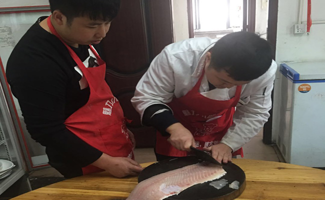 新學員小吃培訓師傅教學脆魚制作現場