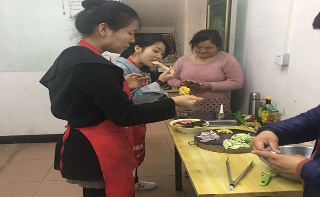 學員品嘗小吃制作成果味道現場