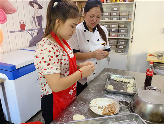 魅力小吃培訓學校現場教女學員餃子制作
